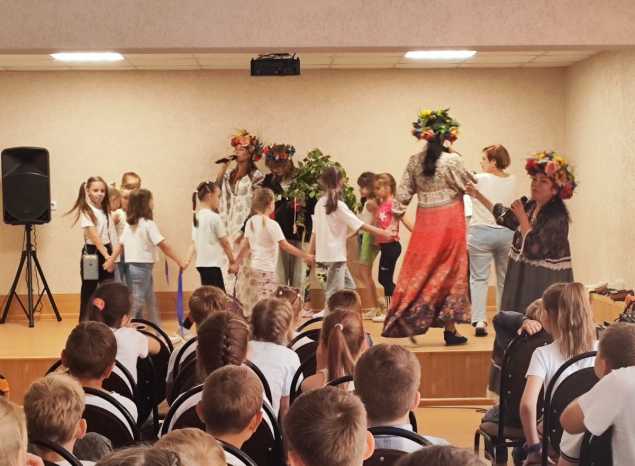 Солистки ансамбля «Злато-Серебро» выступили в гимназии САН